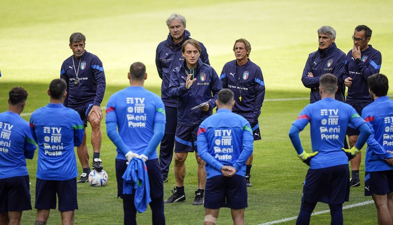 ARCHIVIO - El seleccionador de Italia Roberto Mancini charla con sus jugadores durante un entrenamiento en Moenchengladbach, Alenania, el 13 de junio de 2023. (AP Foto/Martin Meissner)