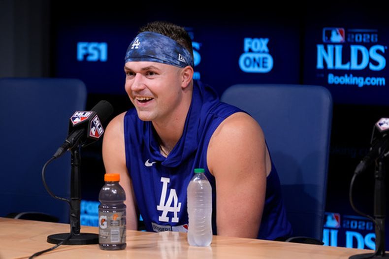 El lanzador de los Dodgers de Los Ángeles Tarik Skubal habla en conferencia de prensa antes de que inicie la serie divisional de la Liga Nacional ante los Bravos de Atlanta el viernes 2 de octubre del 2026. (AP Foto/Mark J. Terrill)