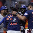 El puertorriqueño Martín Maldonado, de los Astros de Houston, y el cubano Adolis García (derecha), de los Rangers de Texas, discuten en el juego del miércoles 26 de julio de 2023 (AP Foto/Kevin M. Cox)