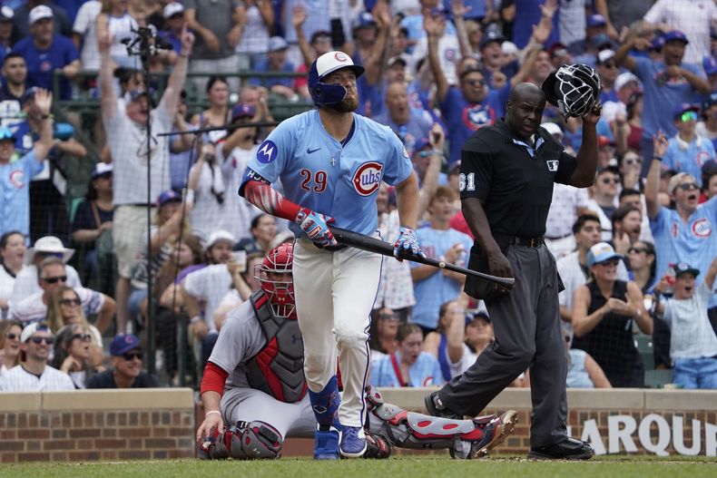 Michael Busch de los Cachorros de Chicago conecta un jonrón de dos carreras contra los Cardenales de San Luis durante la tercera entrada de un partido de béisbol el viernes 4 de julio de 2025, en Chicago. (AP Photo/David Banks)