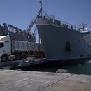 Un soldado del ejército estadounidense da instrucciones a un camión cargado con ayuda humanitaria que desembarca en el muelle flotante construido por Estados Unidos, antes de llegar a la playa, en la costa de la Franja de Gaza, el martes 25 de junio de 2024. (AP Foto/Leo Correa)