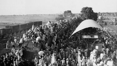 ARCHIVO - En esta imagen tomada el 27 de septiembre de 1947, refugiados musulmanes abarrotan un tren que se dirige a Pakistán, a su salida de Nueva Delhi, en India. (AP Foto, archivo)