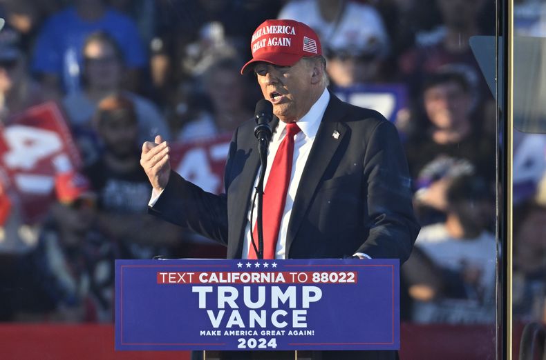 El candidato presidencial republicano y expresidente, Donald Trump, habla en un mitin de campaña en Calhoun Ranch, el sábado 12 de octubre de 2024, en Coachella, California. (AP Foto/Alex Gallardo)