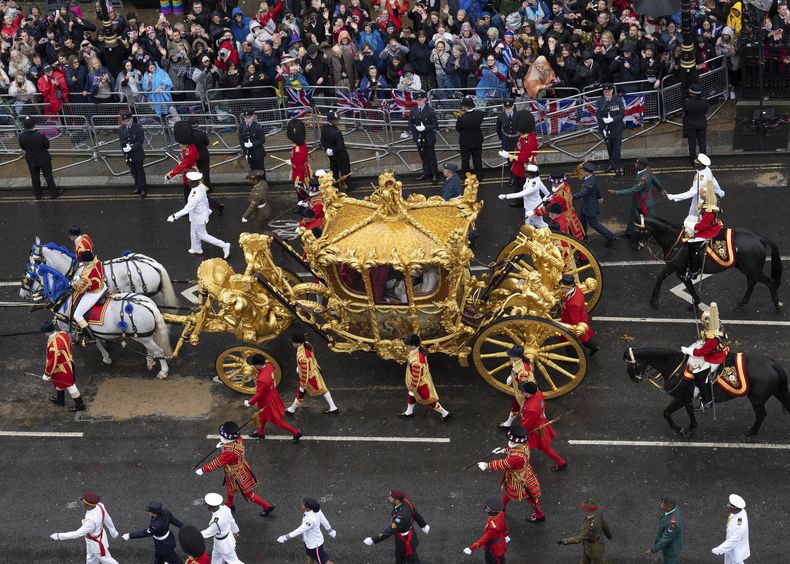 El rey Carlos III y la reina Camila de Gran Bretaña viajan en el Carruaje Dorado de Estado de regreso al Palacio de Buckingham desde la Abadía de Westminster después de la coronación en Londres, el sábado 6 de mayo de 2023. (Carl Court/Pool Photo vía AP)