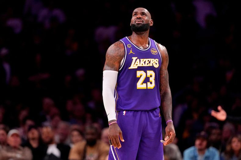 LeBron James, de los Lakers de Los Ángeles, observa el tablero durante la segunda mitad del quinto juego de la serie de primera ronda de los playoffs del baloncesto de la NBA contra los Rockets de Houston, el miércoles 29 de abril de 2026, en Los Ángeles. (AP Foto/Mark J. Terrill)
