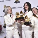 Phoebe Bridgers, de izquierda a derecha, Lucy Dacus, y Julien Baker de boygenius posan en la sala de prensa con los premios a mejor interpretación de rock y mejor canción de rock por Not Strong Enough y el premio a mejor álbum de música alternativa por The Record en la 66a entrega anual de los Premios Grammy el domingo 4 de febrero de 2024, en Los Ángeles. (Foto Richard Shotwell/Invision/AP)