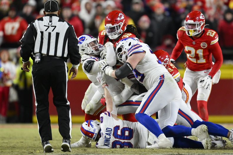 Josh Allen, quarterback de los Bills de Buffalo, es detenido en cuarta oportunidd por Nick Bolton, linebacker de los Chiefs de Kansas City, en la final de la Conferencia Americana, el domingo 26 de enero de 2025 (AP Foto/Reed Hoffmann)