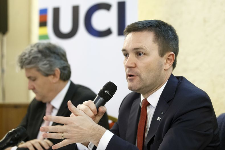 El presidente de la UCI David Lappartient, a la derecha, habla con la prensa sobre el combate al fraude tecnológico durante una conferencia de prensa el miércoles 21 de marzo de 2019, en Ginebra. (Salvatore Di Nolfi/Keystone via AP, Archivo)