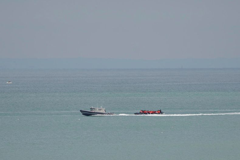 ARCHIVO - Una embarcación que se cree que lleva migrantes a bordo es escoltada por un barco de la Gendarmería francesa frente a la playa de Wimereux, en Francia, el 4 de septiembre de 2024. (AP Foto/Nicolas Garriga, archivo)