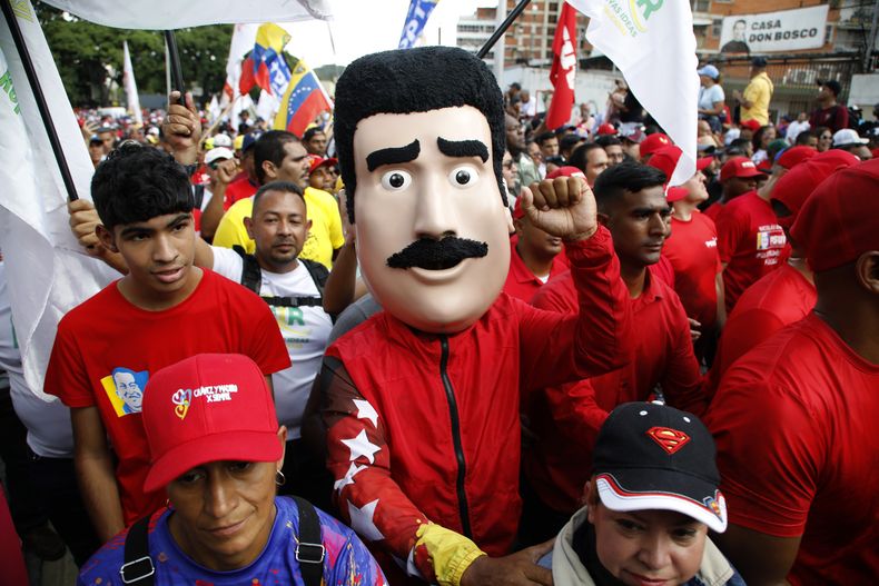 Un partidario del presidente venezolano Nicolás Maduro, que lleva una máscara que se asemeja a su imagen, participa en una manifestación en defensa de la reelección de Maduro en Caracas, Venezuela, el sábado 3 de agosto de 2024. (Foto AP/Cristian Hernández)