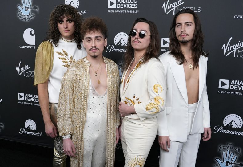 ARCHIVO - Danny Wagner, de izquierda a derecha, Josh Kiszka, Jake Kiszka y Sam Kiszka de la banda Greta Van Fleet posan antes de Metallica Presents: The Helping Hands Concert, en Los Ángeles el 16 de diciembre de 2022. El tercer álbum de Greta Van Fleet, Starcatcher, será lanzado el viernes (Foto AP/Chris Pizzello, archivo)