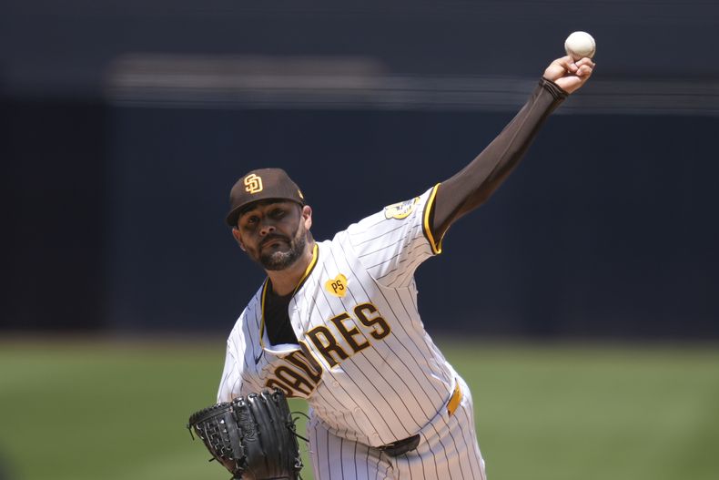 El venezolano Martín Pérez, abridor de los Padres de San Diego, hace un lanzamiento en el juego ante los Piratas de Pittsburgh, el miércoles 14 de agosto de 2024 (AP Foto/Gregory Bull)