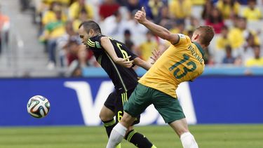 americateve | Andr&eacute;s Iniesta, de Espa&ntilde;a, elude a Oliver Bozanic, de Australia, durante el partido del Mundial entre ambas selecciones, el lunes 23 de junio de 2014, en Curitiba, Brasil (AP Foto/Jon Super)