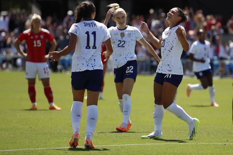 Sophia Smith (11), Kristie Mewis (22) y Trinity Rodman (20) celebran después de que Rodman anotara el segundo gol de su equipo en el segundo tiempo en partido de preparación contra Gales, en San José, California, rumbo a la Copa del Mundo femenina, el domingo 9 de julio de 2023. (AP Foto/Josie Lepe)