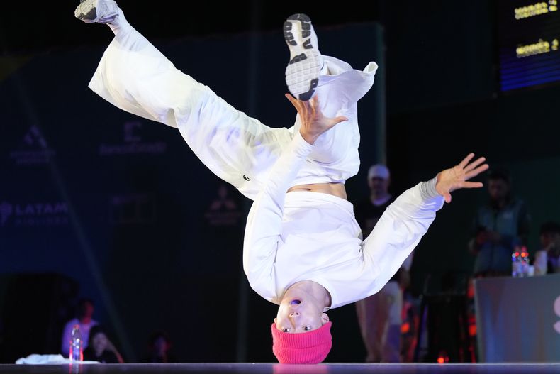 El canadiense Phil Wizard compite contra el estadounidense Gravity en las semifinales del breaking de los Juegos Panamericanos en Santiago, Chile, el sábado 4 de noviembre de 2023. (Frank Gunn/The Canadian Press vía AP)