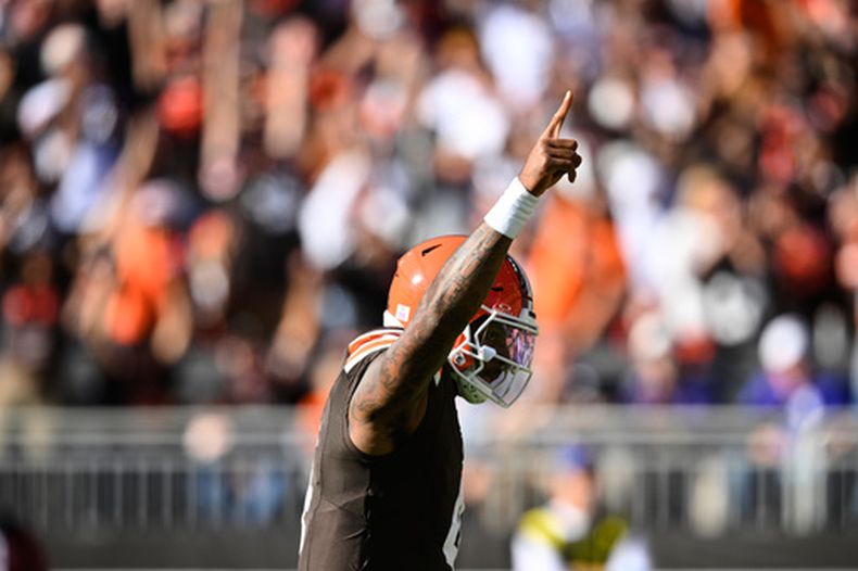 El quarterback de los Browns de Cleveland, Deshaun Watson, gesticula después de que el running back Audric Estime anotara un touchdown durante la segunda mitad de un partido de fútbol americano de la NFL contra los Ravens de Baltimore en Cleveland, el domingo 18 de octubre de 2026. (Foto AP/David Richard)