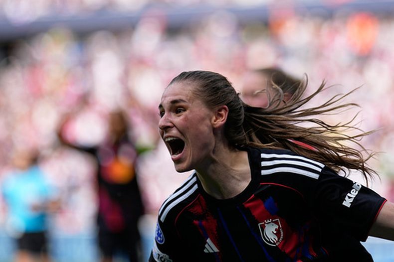 Jule Brand del Lyon celebra tras anotar el tercer gol de su equipo en el duelo de vuelta de las semifinales de la Liga de Campeones ante el Arsenal el sábado 2 de mayo del 2026. (AP Foto/Laurent Cipriani)