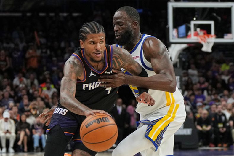 Jalen Green, de los Suns de Phoenix, avanza frente a Draymond Green, de los Warriors de Golden State, en el play-in, el viernes 17 de abril de 2026 (AP Foto/Rick Scuteri)