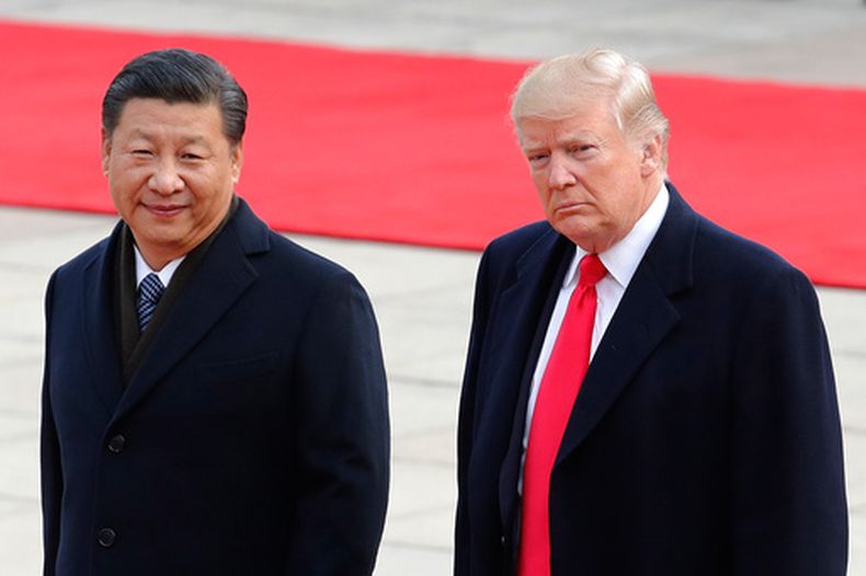 El presidente estadounidense Donald Trump camina con el presidente chino Xi Jinping durante una ceremonia de bienvenida en el Gran Salón del pueblo en Beijing, el 9 de noviembre de 2017. (Foto AP/Andy Wong, Archivo)