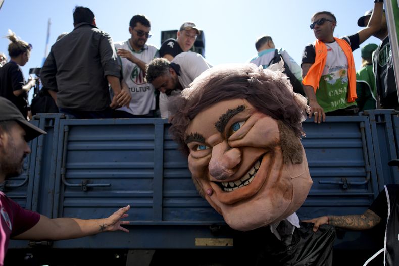 ARCHIVO - Un manifestante con un muñeco gigante que representa al presidente Javier Milei, en una protesta en reclamo por la reincorporación de empleados públicos despedidos como parte de las medidas de ajuste en Buenos Aires, Argentina, el 5 de abril de 2024. (AP Foto/Natacha Pisarenko, Archivo)