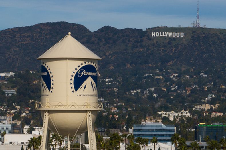 En esta imagen del 18 de diciembre de 2025, se puede ver la torre de Paramount Pictures con el letrero de Hollywood al fondo, en Los Ángeles. (AP Foto/Jae C. Hong, Archivo)