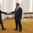 En esta imagen de archivo, el secretario de Estado estadounidense, Antony Blinken, saluda al presidente de China, Xi Jinping, antes de conversaciones en el Gran Salón del Pueblo, el 19 de junio de 2023, en Beijing, China. (Leah Millis/Foto compartida vía AP, archivo)
