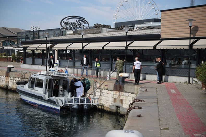 Autoridades búlgaras atienden a un hombre herido luego que dos barcos fueron atacados en el Mar Negro, en Varna, Bulgaria, el 6 de octubre del 2026. (Bulgarian News Agency via AP)