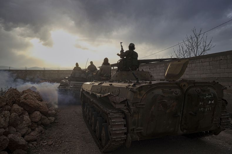 Fuerzas sirias realizan maniobras en el poblado de Hawsh al-Sayyid Ali, ubicado a 2 kilómetros (1,24 millas) de la frontera con Líbano, el lunes 17 de marzo de 2025, en Siria. (AP Foto/Omar Albam)
