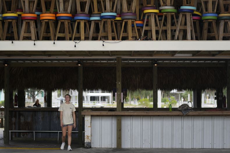 Las sillas de un bar, almacenadas en la segunda planta del local en Sea Hag Marina , en Steinhatchee, Florida, mientras los empleados se preparan para la llegada del huracán Idalia, el 29 de agosto de 2023. (AP Foto/Rebecca Blackwell)