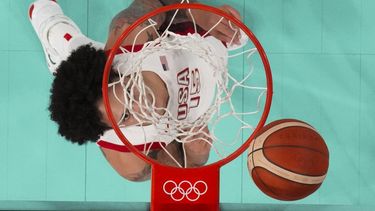 La estadounidense Brittney Griner observa el balón durante la semifinal olímpica de basquetbol ante Australia, el viernes 9 de agosto de 2024, en París (Brian Snyder/Pool Photo via AP)
