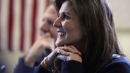 La aspirante a la candidatura presidencial republicana Nikki Haley escucha a los estudiantes durante un acto de campaña en la escuela Polaris, 19 de enero de 2024, en Manchester, Nueva Hampshire. (AP Foto/Charles Krupa)