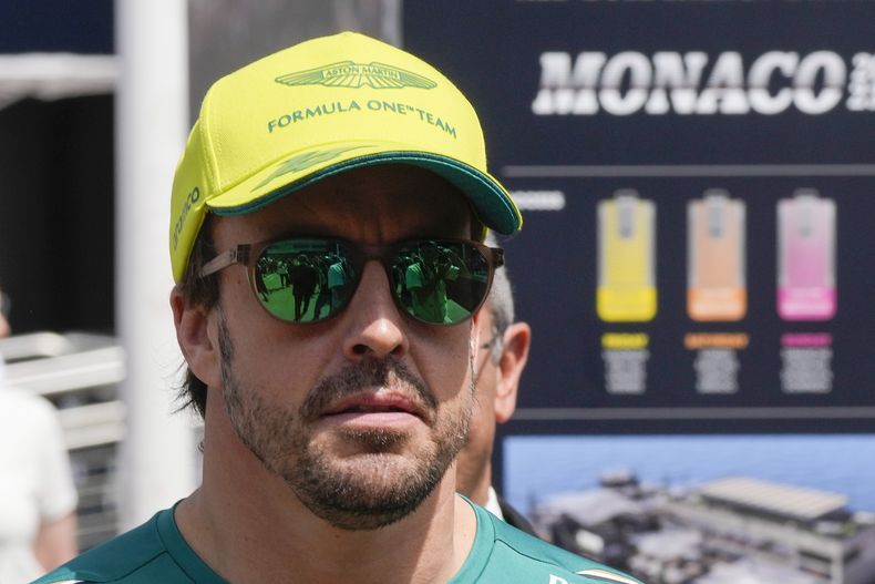 Fernando Alonso (Aston Martin) en el paddock previo al comienzo del Gran Premio de Mónaco de la Fórmula Uno, el domingo 28 de mayo de 2023. (AP Foto/Luca Bruno)
