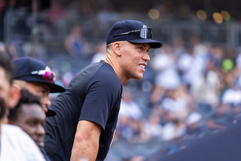 Aaron Judge de los Yankees de Nueva York observa desde la caseta el juego contra los Medias Rojas de Boston, el domingo 30 de agosto de 2026, en Nueva York. (AP Foto/Corey Sipkin)