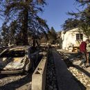 Una casa que no fue destruida por los incendios en Altadena, California, el 12 de enero del 2025. (AP foto/Ethan Swope)