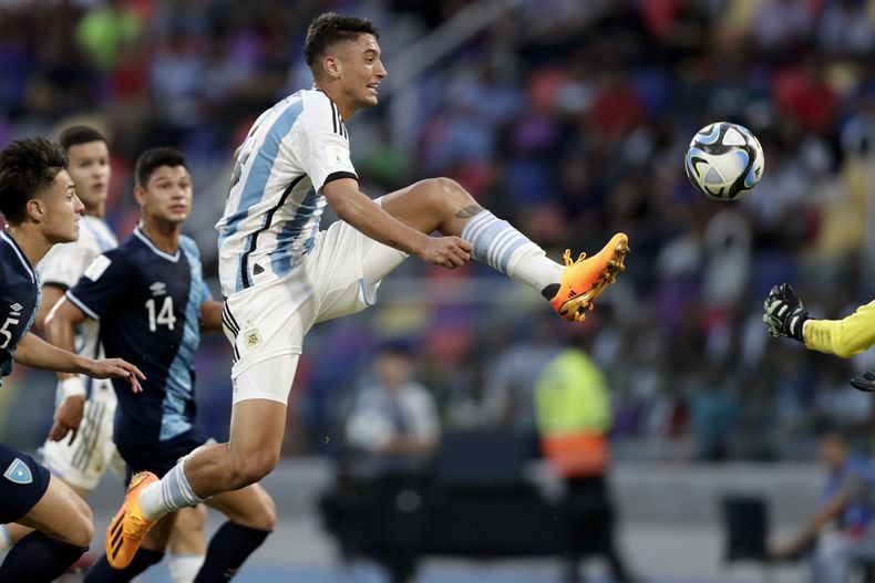 El argentino Alejo Veliz, trata de disparar a gol en contra de Guatemala, durante la ronda de grupos de la Copa del Mundo Sub 20, en el estadio Madre De Ciudades, en Santiago del Estero, Argentina, el martes 23 de mayo de 2023. (AP Foto/Nicolas Aguilera)