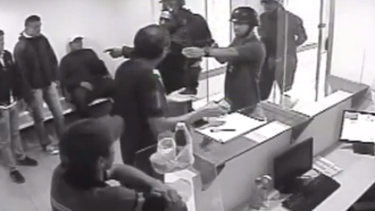 americateve | El Servicio Bolivariano de Inteligencia (Sebin) volvió a ingresar ilegalmente en la sede central de Voluntad Popular, la agrupación de Leopoldo López. El dirigente antichavista, blanco de la ira gubernamental, es el principal impulsor de las movilizacione