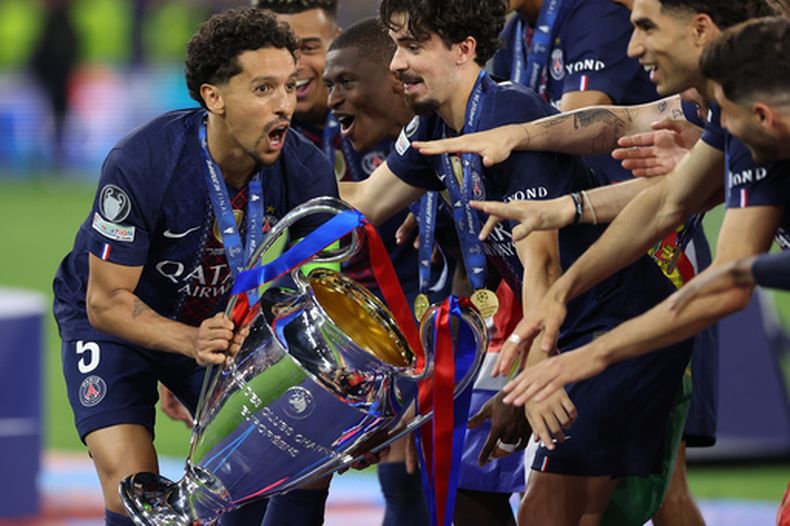 Los jugadores del PSG celebran con un trofeo tras el partido de la final de la Liga de Campeones de fútbol entre el Paris Saint-Germain y el Arsenal en Budapest, Hungría, el sábado 30 de mayo de 2026. (Foto AP/Armin Durgut)