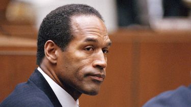 ARCHIVO - O.J. Simpson se sienta en su lectura de cargos en el Tribunal Superior de Los Ángeles el 22 de julio de 1994. El abogado de O.J. Simpson, Malcolm LaVergne, dijo que Simpson fue cremado. No se tienen planes para un funeral público. El abogado está a cargo del patrimonio financiero del fallecido astro de fútbol americano, actor y famoso acusado de homicidio. (Foto AP/Pool/Lois Bernstein, Pool)