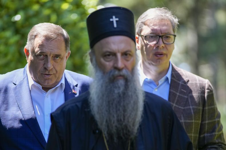 El patriarca de la iglesia ortodoxa serbia Porfirije, en el centro, camina con el líder serbobosnio Milorad Dodik, a la izquierda, y el presidente serbio Aleksandar Vucic, antes de su reunión en Belgrado, Serbia, el jueves 20 de julio de 2023. (AP Foto/Darko Vojinovic)