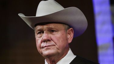 Líderes republicanos respaldan a Moore a pesar de denuncias