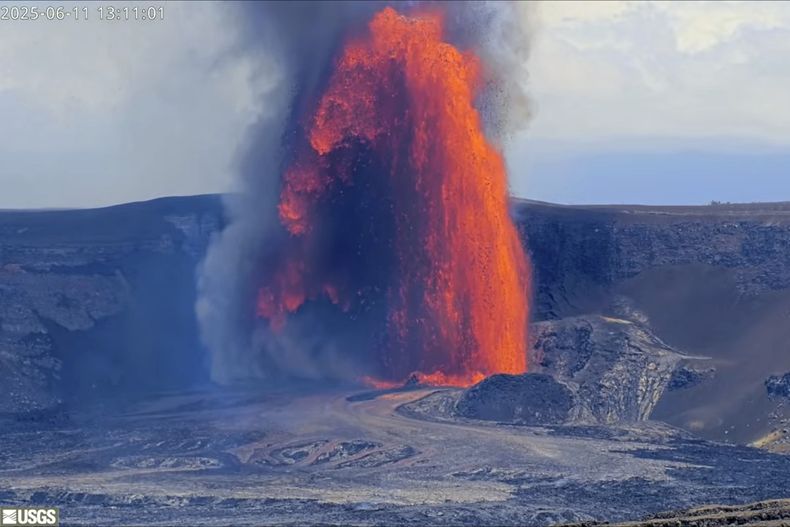 Esta imagen de una grabación proporcionada por el Servicio Geológico de Estados Unidos muestra una fuente de lava durante una erupción en curso del volcán Kilauea, dentro del Parque Nacional de Volcanes de Hawai, el miércoles 11 de junio de 2025. (Servicio Geológico de Estados Unidos vía AP)