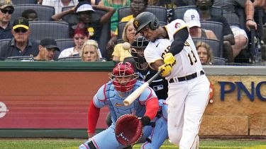 KeBryan Hayes, de los Piratas de Pittsburgh, conecta un jonrón en el juego del sábado 3 de junio de 2023, ante los Cardenales de San Luis (AP Foto/Gene J. Puskar)