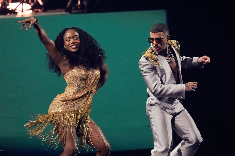 Rauw Alejandro interpreta un popurrí durante los Latin Grammys 2025 el jueves 13 de noviembre de 2025 en el MGM Grand de Las Vegas. (Foto AP/Chris Pizzello)