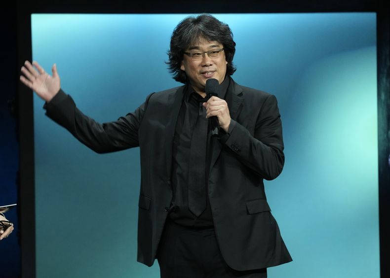 Bong Joon-ho, director de la próxima película Mickey 17, habla sobre la película durante la presentación de Warner Bros. Pictures en CinemaCon 2024, el martes 9 de abril de 2024, en Las Vegas. (Foto AP/Chris Pizzello)