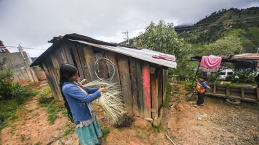hasta 115 millones de personas podrian caer en pobreza extrema por covid-19 en 2020, segun el banco mundial