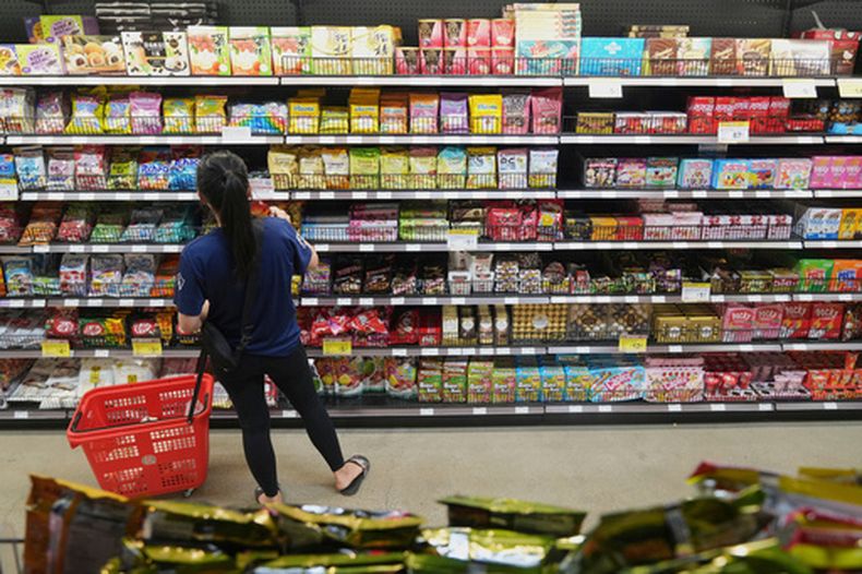 ARCHIVO – Una clienta adquiere golosinas de jengibre hechas en China en 99 Ranch Market, una tienda de mercancías chinas, em Los Ángeles, el 7 de abril de 2025. (AP Foto/Damian Dovarganes, Archivo)
