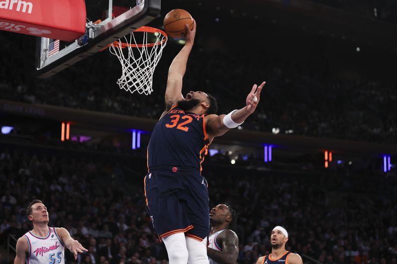 Karl-Anthony Towns (32), de los Knicks de Nueva York, realiza una clavada durante la primera mitad del juego de baloncesto de la NBA en contra del Heat de Miami, el lunes 17 de marzo de 2025, en Nueva York. (AP Foto/Heather Khalifa)