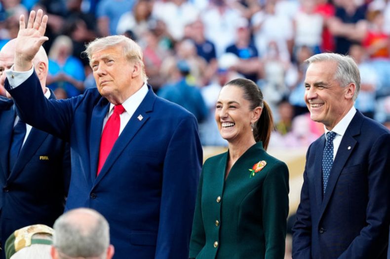 El presidente Donald Trump, a la izquierda, saluda mientras la presidenta de México, Claudia Sheinbaum, y el primer ministro de Canadá, Mark Carney, a la derecha, ríen durante la entrega del trofeo en la final del Mundial de fútbol entre España y Argentina, el domingo 19 de julio de 2026, en East Rutherford, Nueva Jersey, cerca de Nueva York. (Frank Gunn/The Canadian Press vía AP)