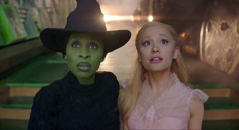 Esta imagen difundida por Universal Pictures muestra a Cynthia Erivo, izquierda, y Ariana Grande en una escena de la película Wicked. (Universal Pictures vía AP)