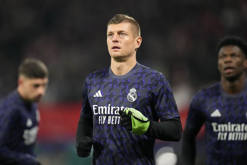 Toni Kroos del Real Madrid calienta antes del duelo de octavos de final de la Liga de Campeones ante el Leipzig el martes 13 de febrero del 2024. (AP Foto/Matthias Schrader)